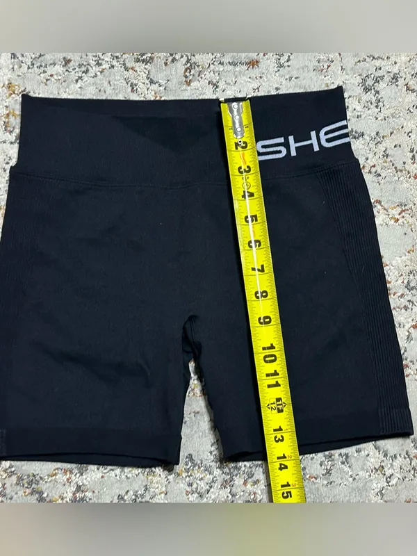 SHEFIT Seamless scrunch butt shorts size Luxe 12/14 black - Image 5