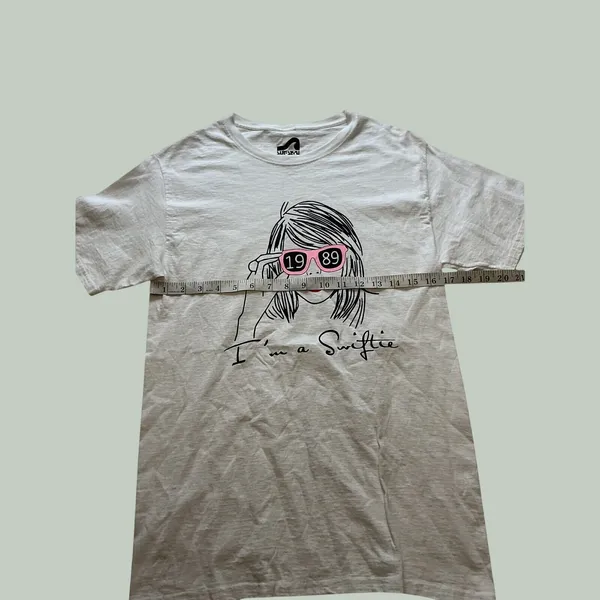 Surf Style Im a Swiftie 1989 Graphic Tee White Cotton Short Sleeve Shirt Small - Image 5