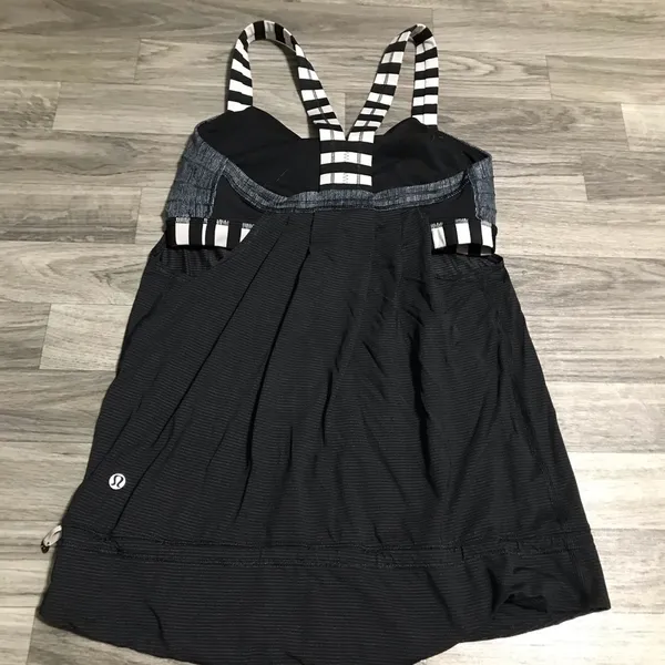Lululemon Black and White built in bra; size 6 - Image 2