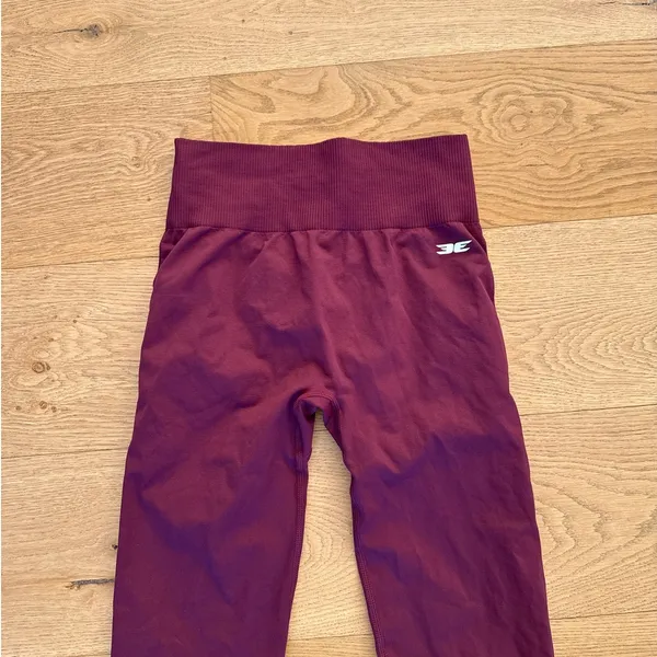 Elite Eleven - Seamless High Waist Scrunch Back Leggings in Cherry Cola Burgandy - Image 2