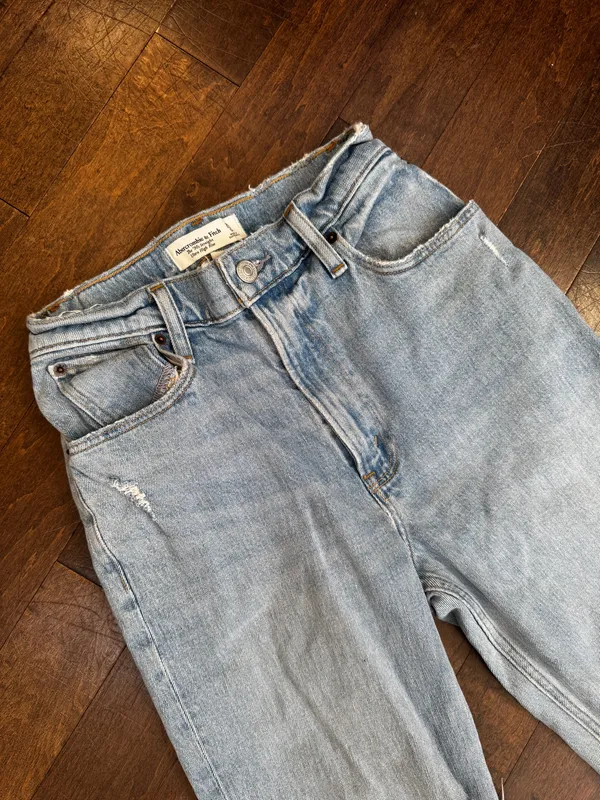 Abercrombie and fitch light wash high waisted straight leg ripped jeans US 25 - Image 4