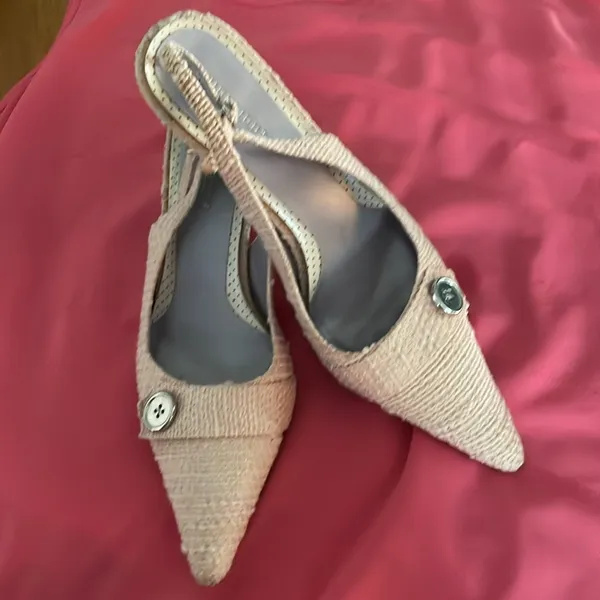 Baby pink sling back heels with pointed toes - Image 9