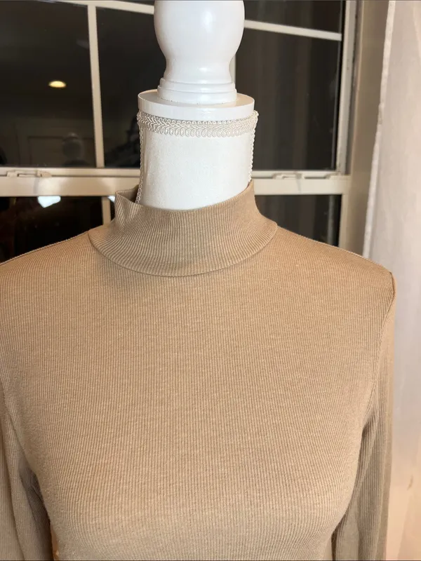 American Eagle Outfitters Lightweight Mock Neck Long-Sleeve Top in Taupe size L. - Image 3