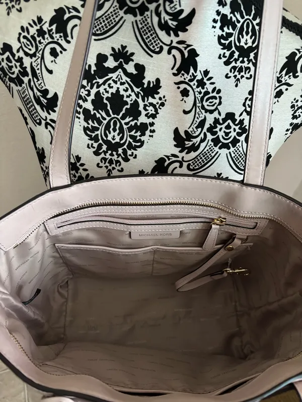 Michael Kors Purse - Image 8