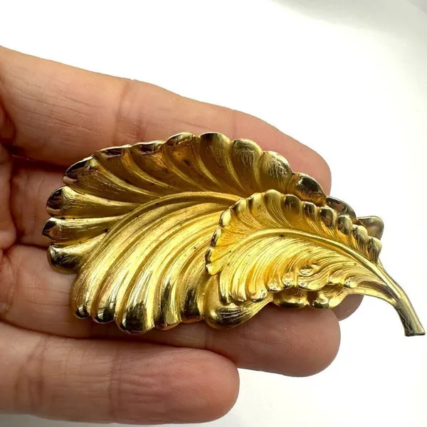 Gold tone vintage double feather brooch - Image 2