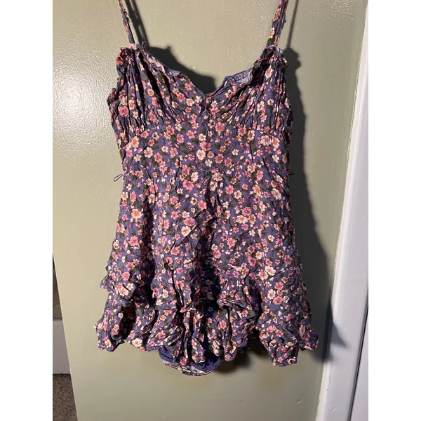 Altar'd State Women's Sz Small Romper Purple Ditsy Floral Sleeveless Ruffle Tier - Image 4