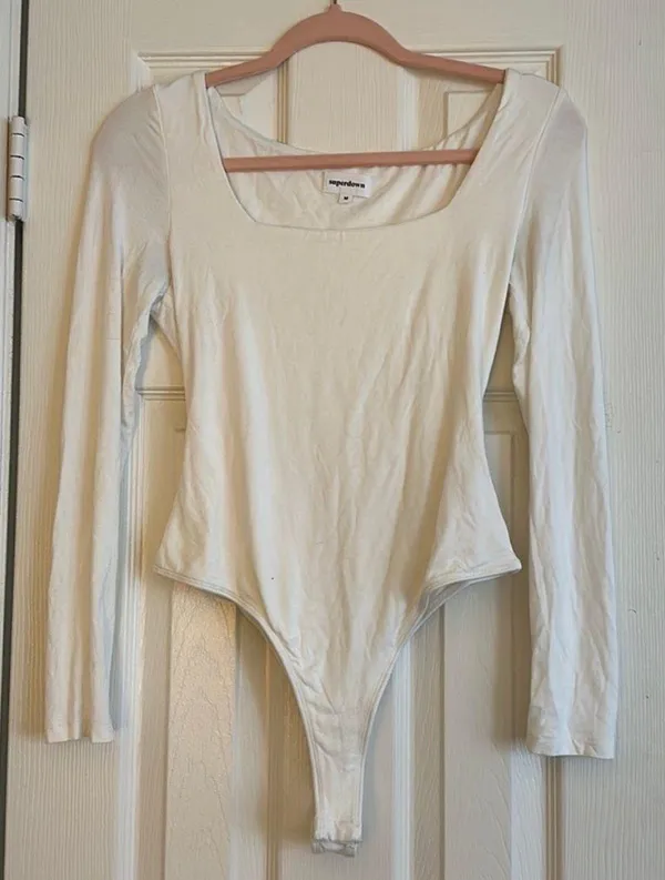 superdown Al Long Sleeve Bodysuit in White - Image 4