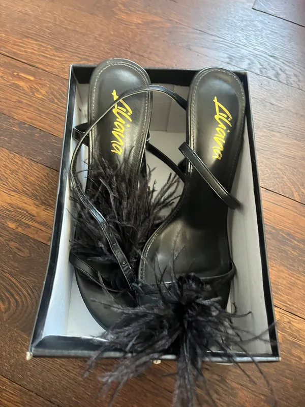 Like New! Strappy Feathered Heels Black Size 8 - Image 4