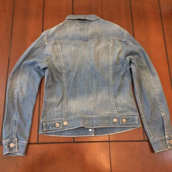 Levi’s women’s denim Jean jacket small - Image 4