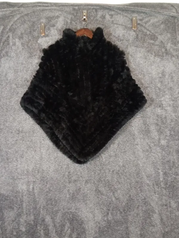J Mclaughlin Black Faux Fur Poncho Pull Over One Size Mob Wife Old Money Datenig - Image 2