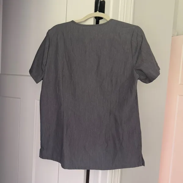 Figs Casma Three-Pocket Scrub Top gray short‎ sleeve v neck pocket - Image 5