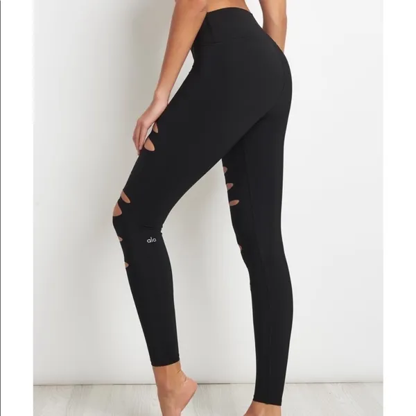Alo Yoga High Waisted Ripped Warrior Legging in Black‎ Size Medium - Image 6