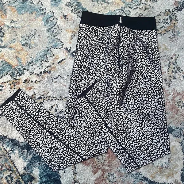 ULTRACOR Leggings Size Small EUC Black White Animal Print Smooth Sleek Yoga - Image 7
