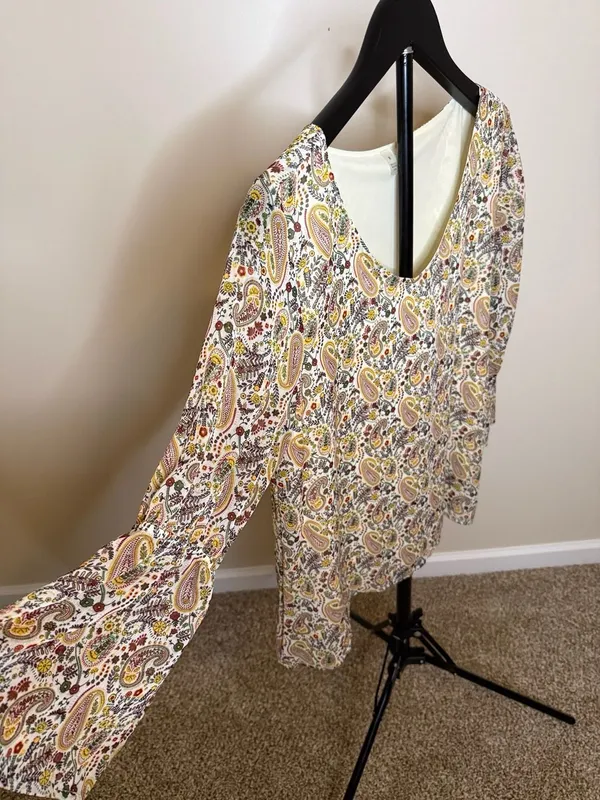 Silverwear Paisley Floral V-Neck Bell Sleeve Blouse‎ Size M - Image 3