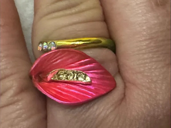BETSEY JOHNSON CALLA LILY Pink Enamel Leaf Ring with Crystal Accents Sz 7 1/2 - Image 3