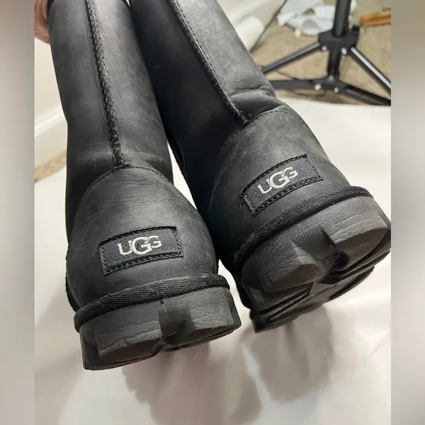 UGG Essential Short Leather Boot Sz 10 Black Water Resistant - Image 9