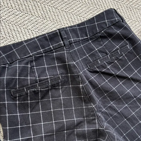 Old Navy Women’s Black Windowpanel Pixie High Rise Pants - Image 10