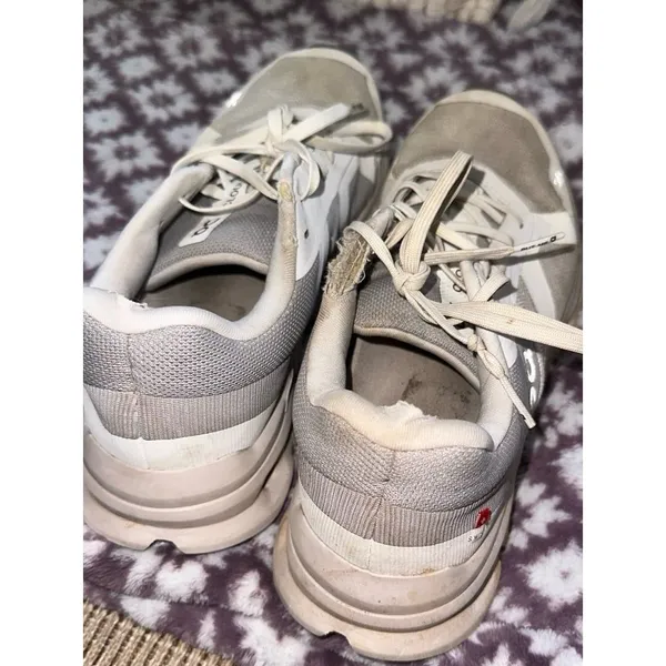 On cloud cloud runner white shoes - Image 3