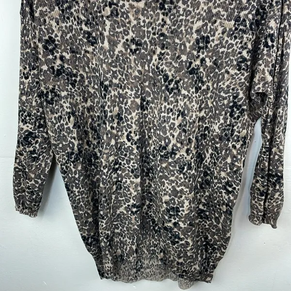Aritzia Wilfred Balzac Leopard print light sweater size Medium - Image 3