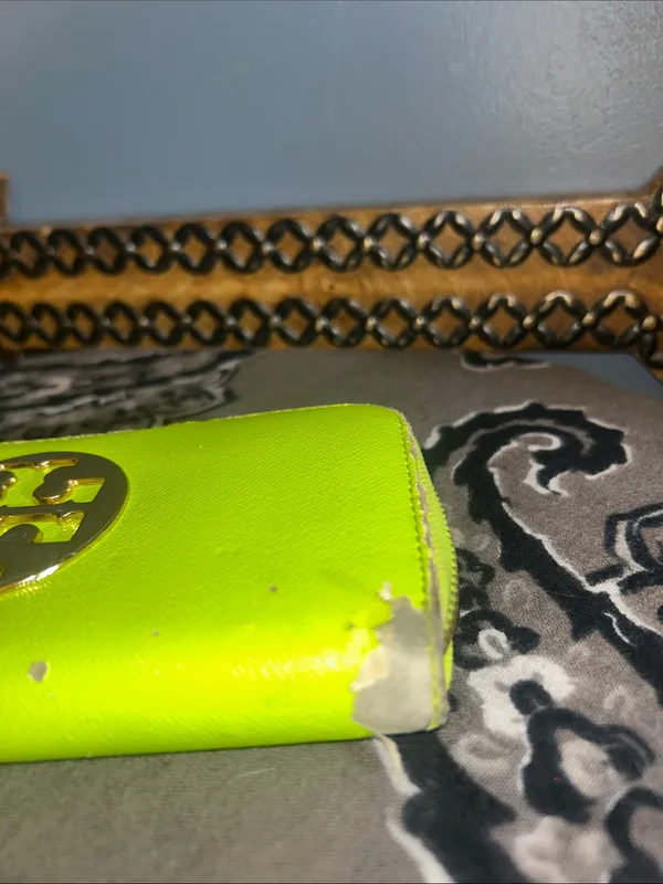 Tory Burch Neon Lime Zip Wallet with Logo Medallion - Image 2
