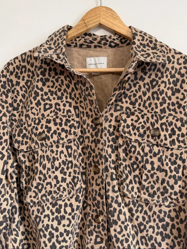 American Eagle Leopard Print Crop Denim Jacket Size Medium Cheetah Pockets - Image 3