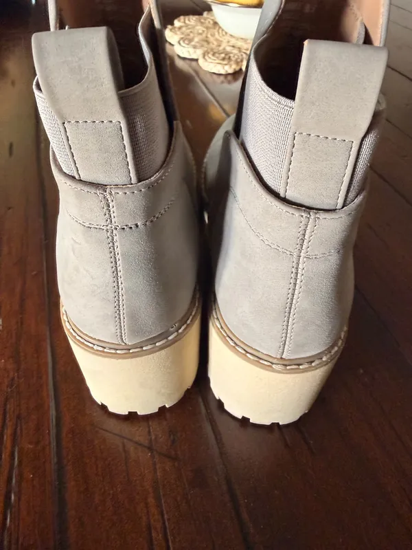 DV by Dolce Vita Rielle Chelsea Lug Sole Boots Taupe Gray Women’s Size 8.5 - Image 3