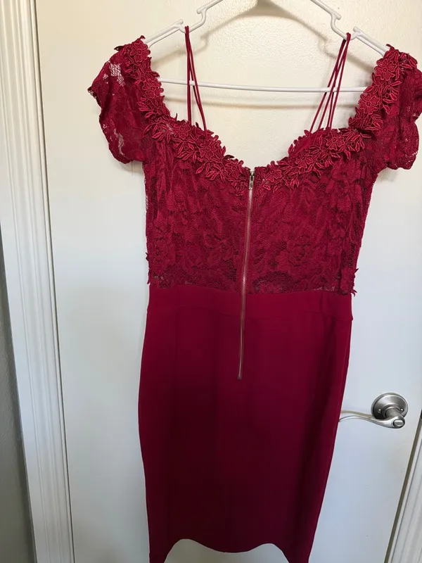 Elegant Red Lace Bodice Sheath Dress - Image 4