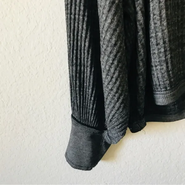 We The Free Free People South‎ Side V Neck gray Thermal Top size M - Image 5
