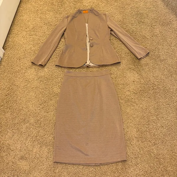 Elegant Tan Women's Blazer Size 4 - Image 4