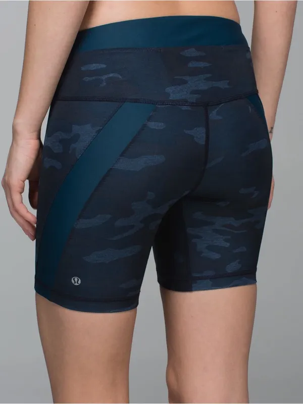 lululemon athletica Clip-In Short Camo Bike Shorts Size 4 - Image 2
