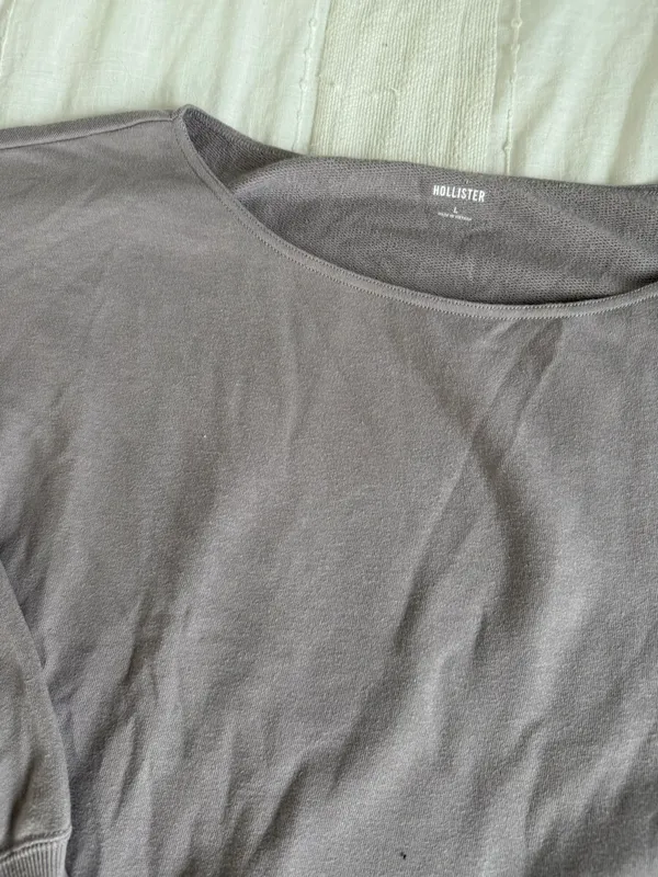 Hollister off the shoulder sweatshirt - Image 4