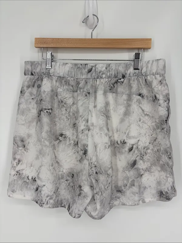 Lululemon Flat-Front Relaxed Short 4.5" Women’s Size 12 Aquila Rhino in EUC! - Image 9