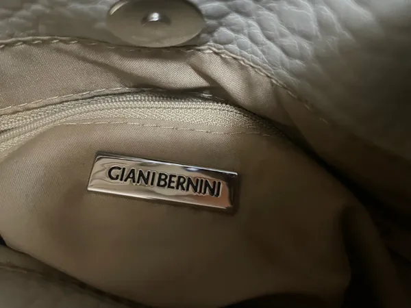 Giani Bernini Beige Tan Pebbled Faux Leather Purse Handbag Pockets Logo EUC - Image 8