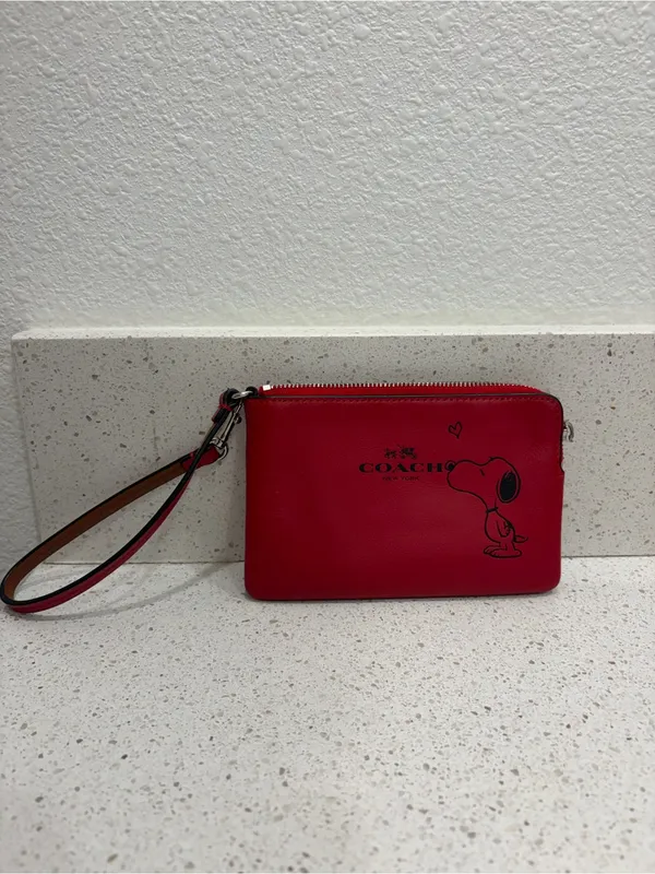 Coach Red Snoopy Leather Wristlet Peanuts Limited Edition Drop Womens Wallet EUC - Image 4