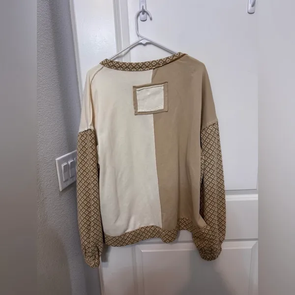 POL Women's Cream and Tan Peace Graphic Sweatshirt - Image 5