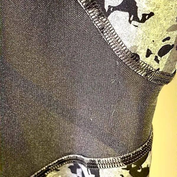 Under Armour Women’s HeatGear Ankle Cropped Camo Print Compression Leggings- M - Image 4