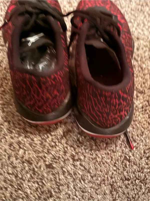 Women’s size 6 Nike Black and Red Low-Top Basketball Sneakers - Image 3