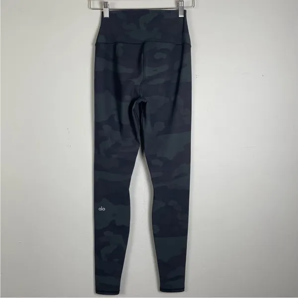 ALO‎ YOGA High Waisted Vapor Black And Gray Camo Leggings Size M Athleasure Gym - Image 3