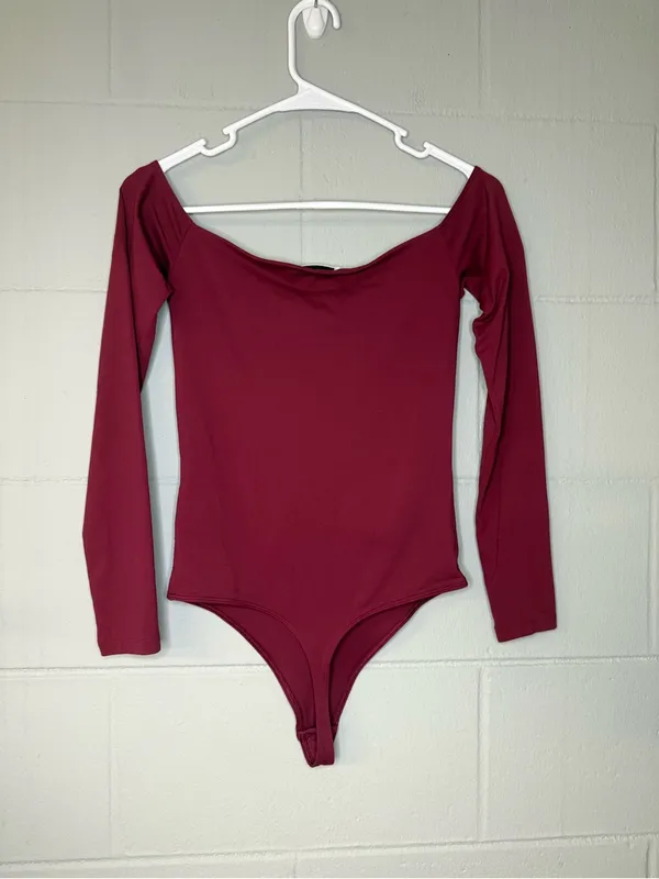 Babaton Aritzia Contour Off the Shoulder Bodysuit in Wine Red Women’s Size Small - Image 6