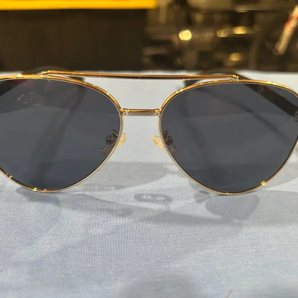 Stylish Gold Aviator Sunglasses - Image 5