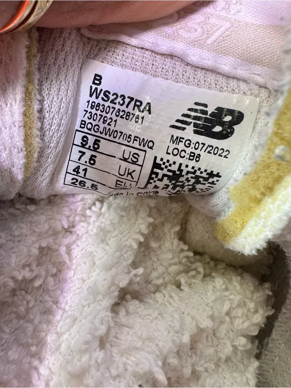 New Balance low-profile sneaker in white and beige - Image 10