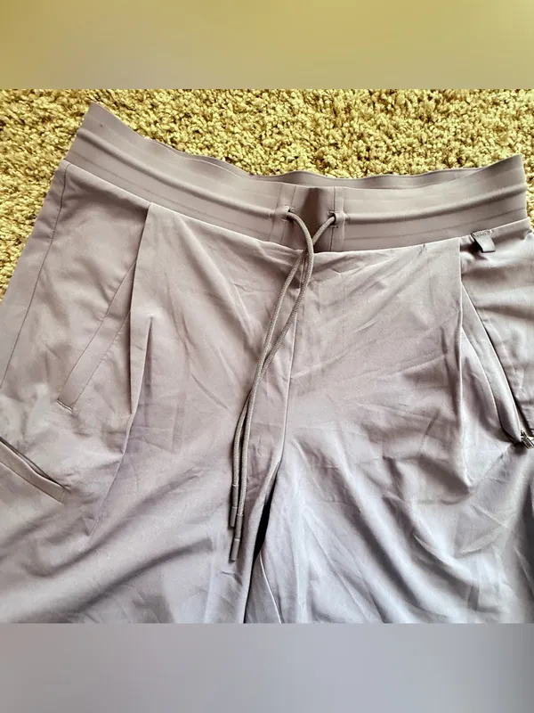 Athleta Venture Bermuda Shorts Women’s Size 6 Tempest Violet Pleated Stretch - Image 4