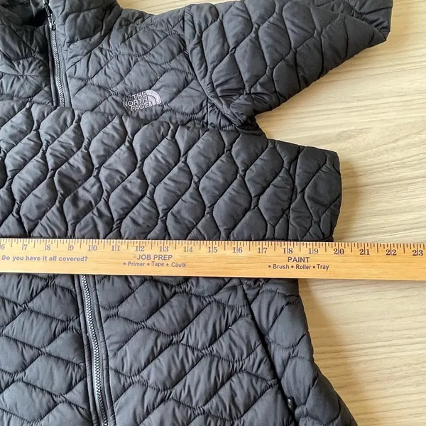 The North Face Women's Black Puffer Jacket - Image 10