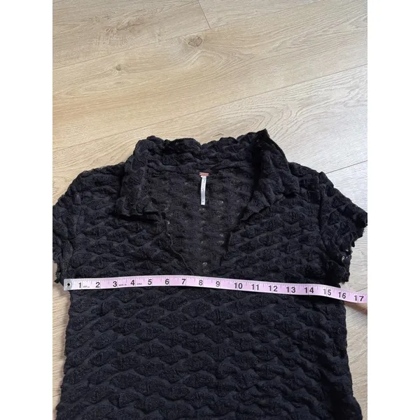 EUC Free People Molly Tee Textured black Crop Polyester Stretch collared size S - Image 5