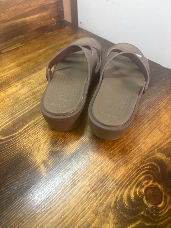 Crocs brown sandals size 9 - Image 5