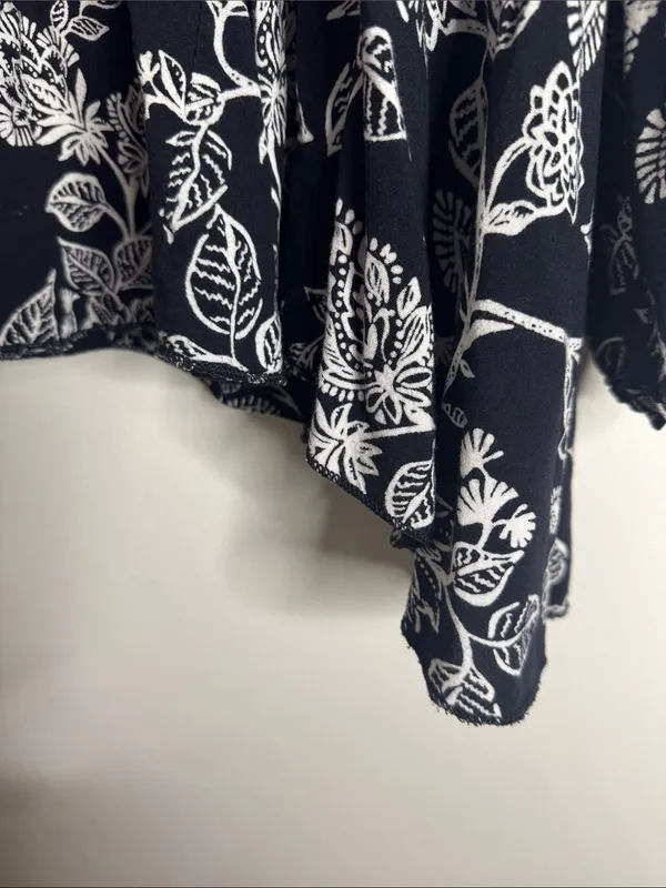 Natura Boho Black-White Floral Print Embroidered Detail Peasant Top/Tunic size M - Image 5
