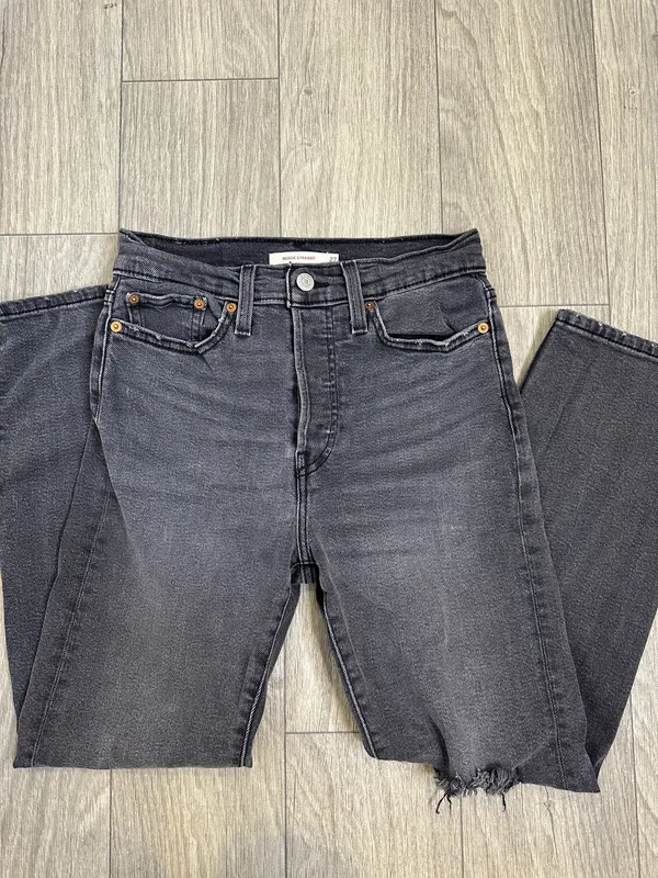 Levi’s Wedgie Straight Charcoal Distressed Jeans Size 27 - Image 3