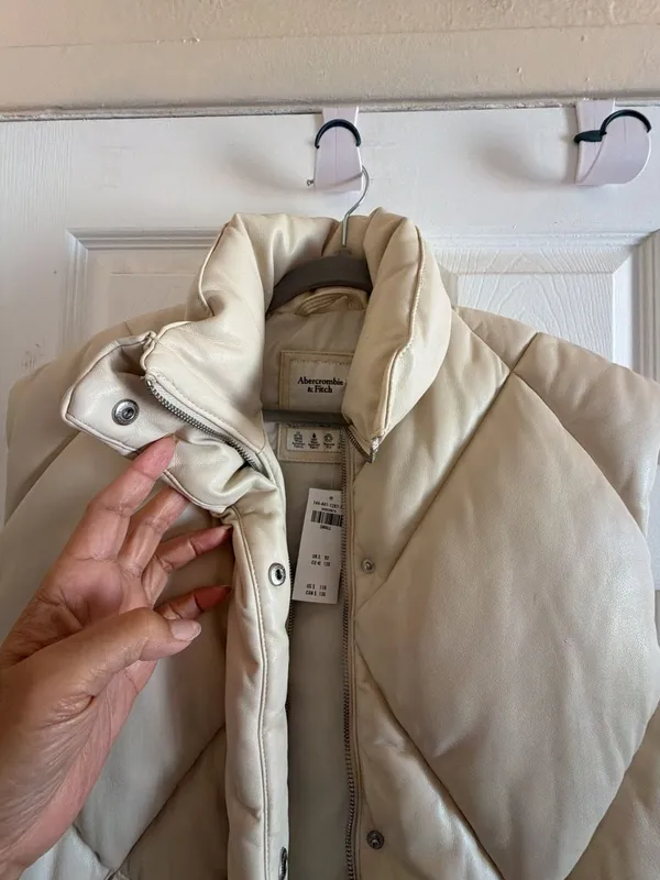 Abercrombie & Fitch Oversized Vegan Leather Quilted Puffer Vest - Image 6