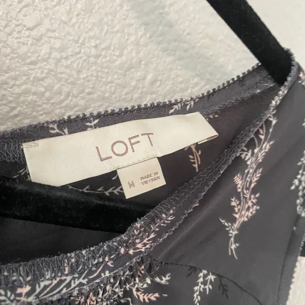 Loft Grey Floral Blouse Medium Feminine Dainty Flower Print Business Casual - Image 3