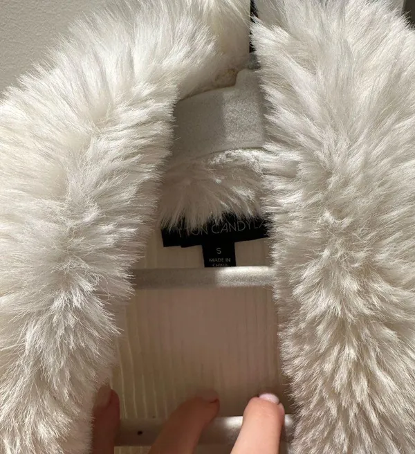 White Sweater with fur collar - Image 4